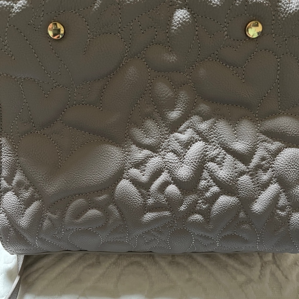 Betsey Johnson NWOTs Gray Heart Handbag. - Picture 5 of 10